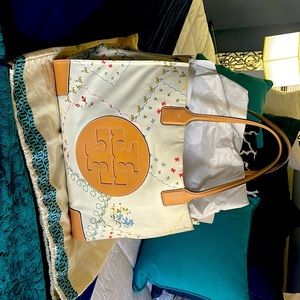Authentic Tory Burch Tote.  EUC. Beautiful and just in time for spring!